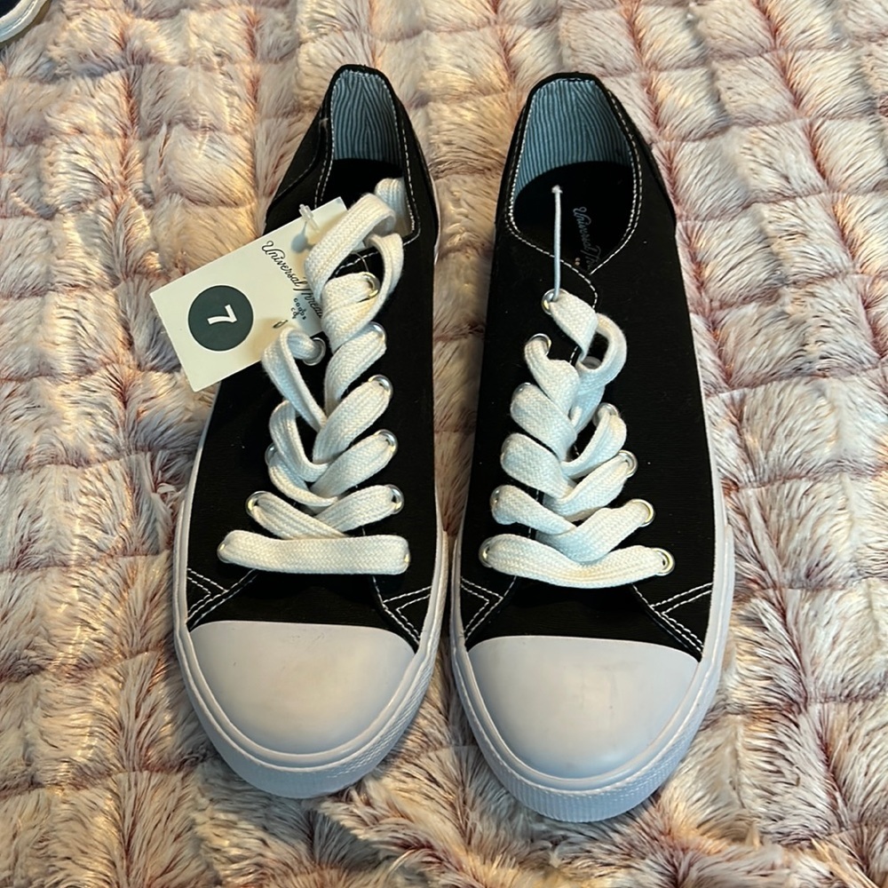 Universal Threads Girl sneakers size 7